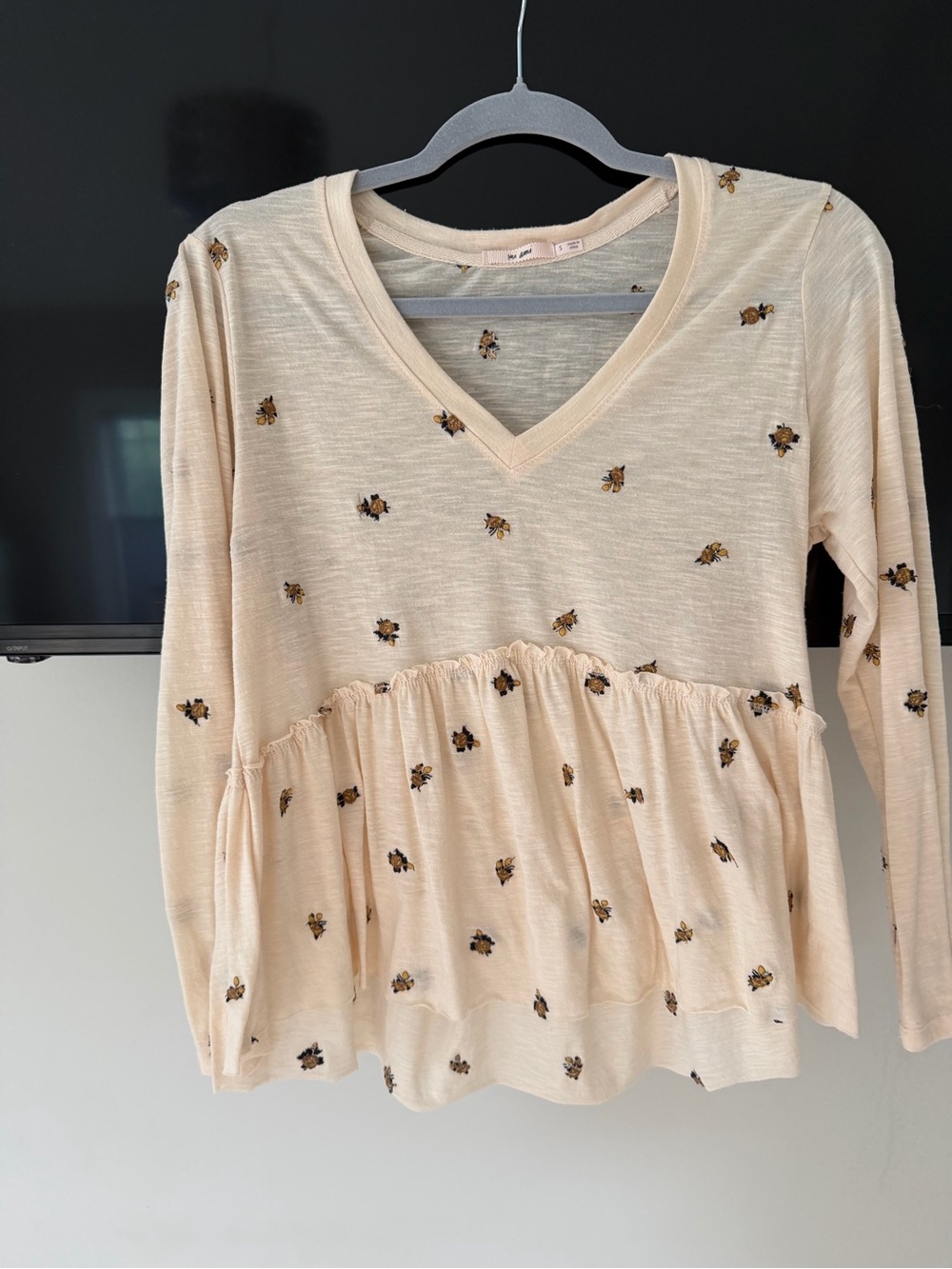 Francesca's Collections Cream V-Neck Peplum Top with Tiny Floral Print